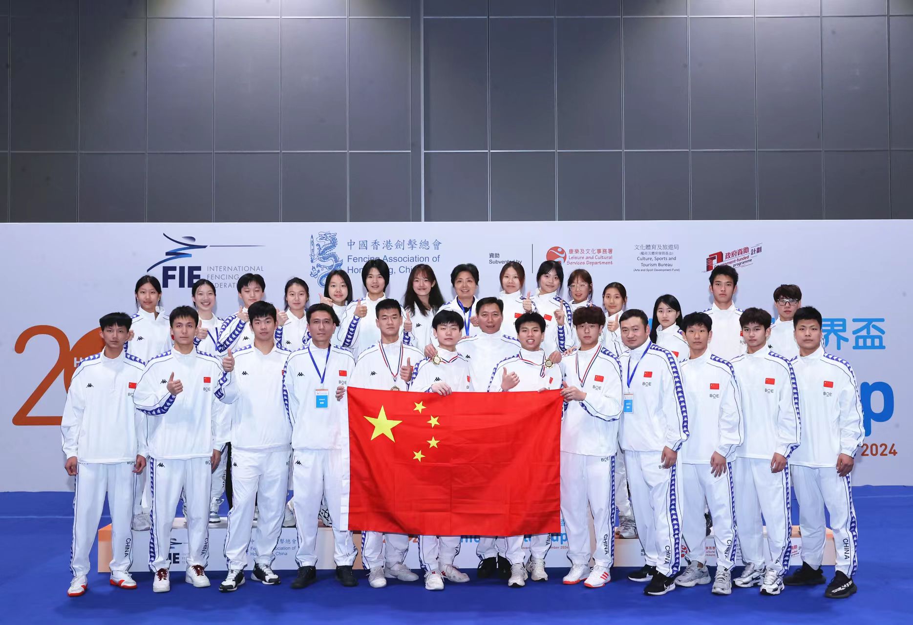 奥地利代表团在击剑团体比赛中夺冠，庆典热闹的简单介绍