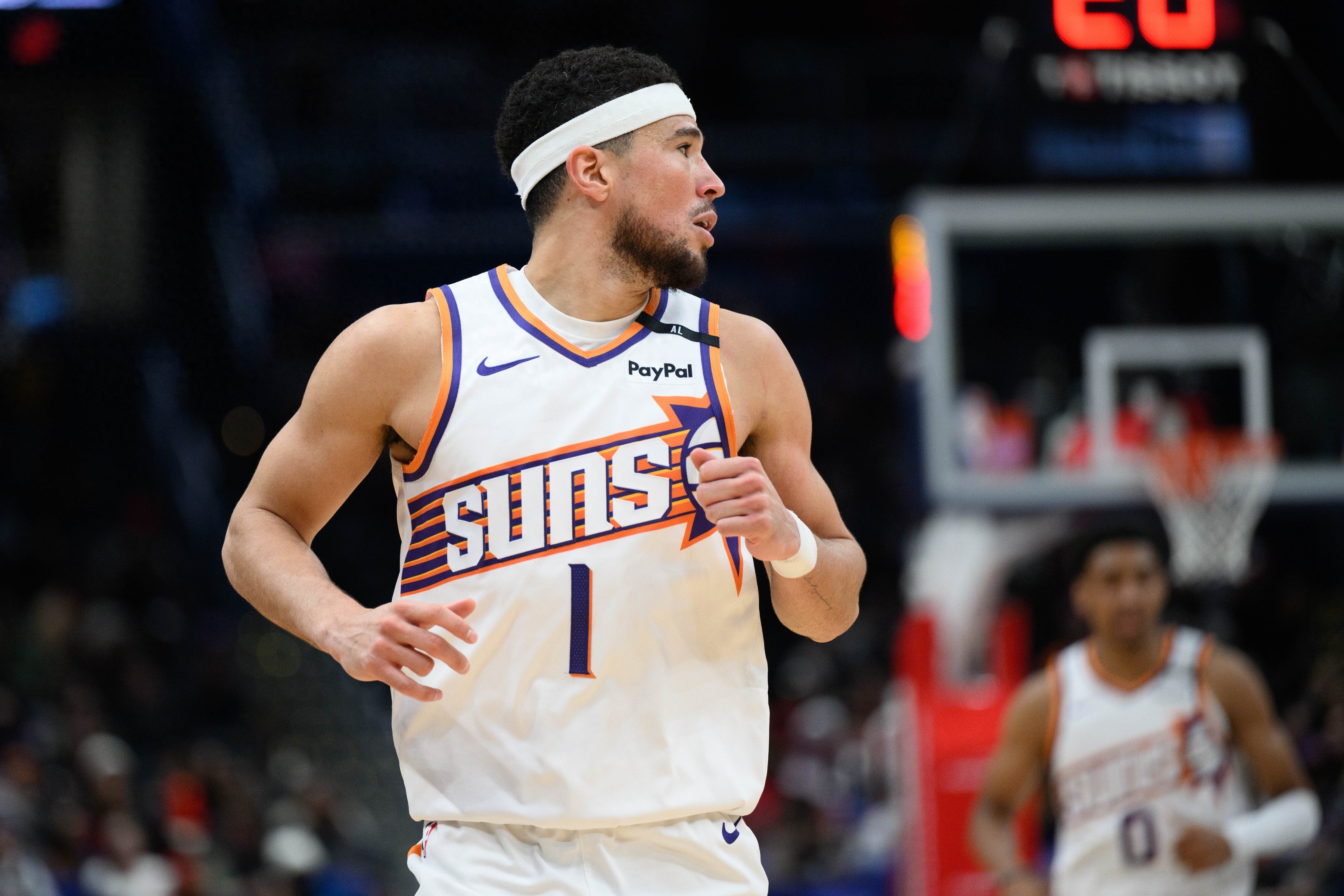 布克快攻破拒，为球队赢下激烈比赛！的简单介绍