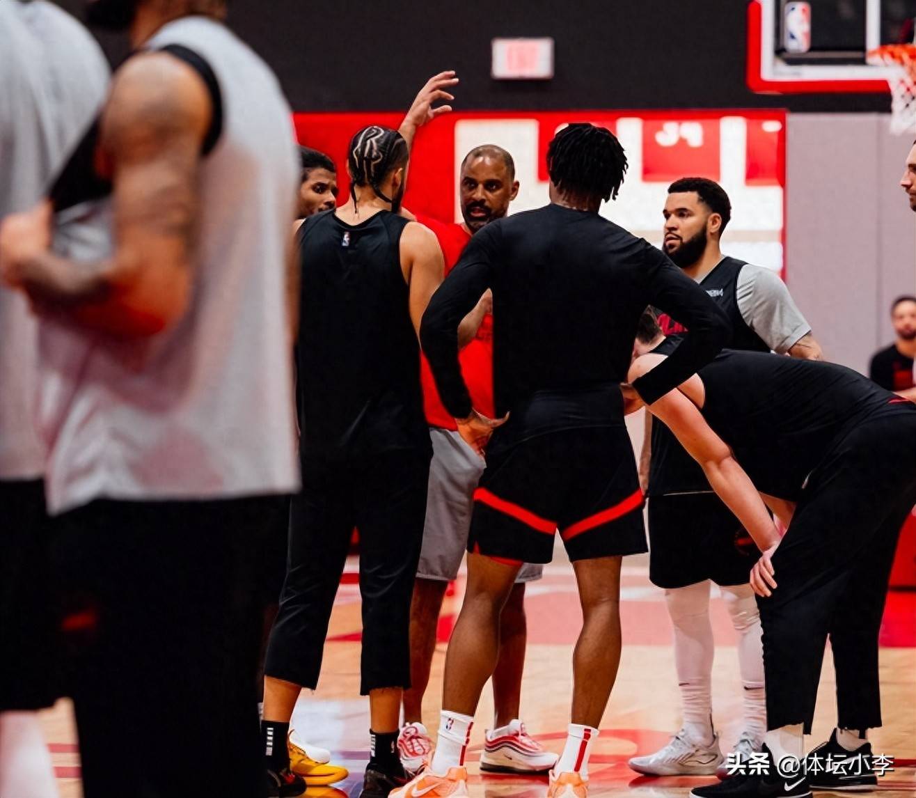 包含勇士队引进外援提升实力：备战季后赛调整阵容的词条