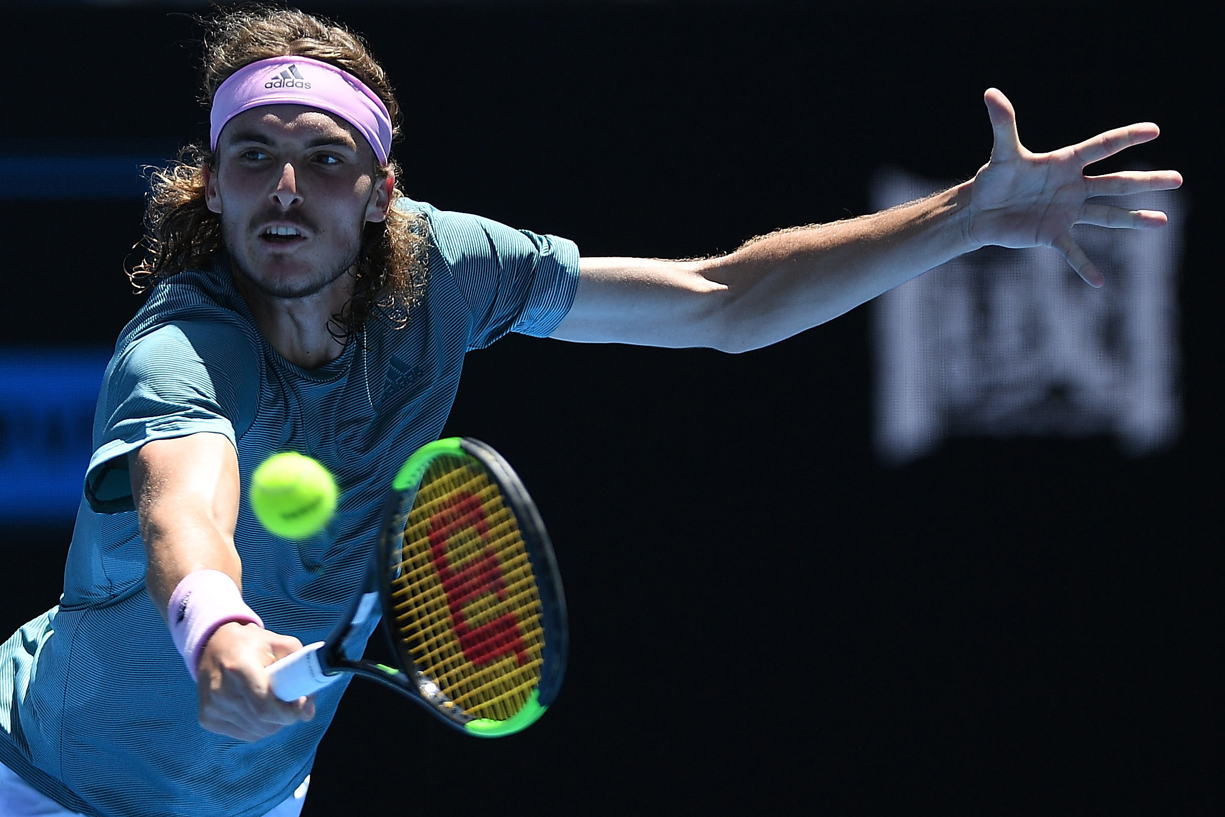 英国网球队轻取法国网球队，西西帕斯统治全场的简单介绍