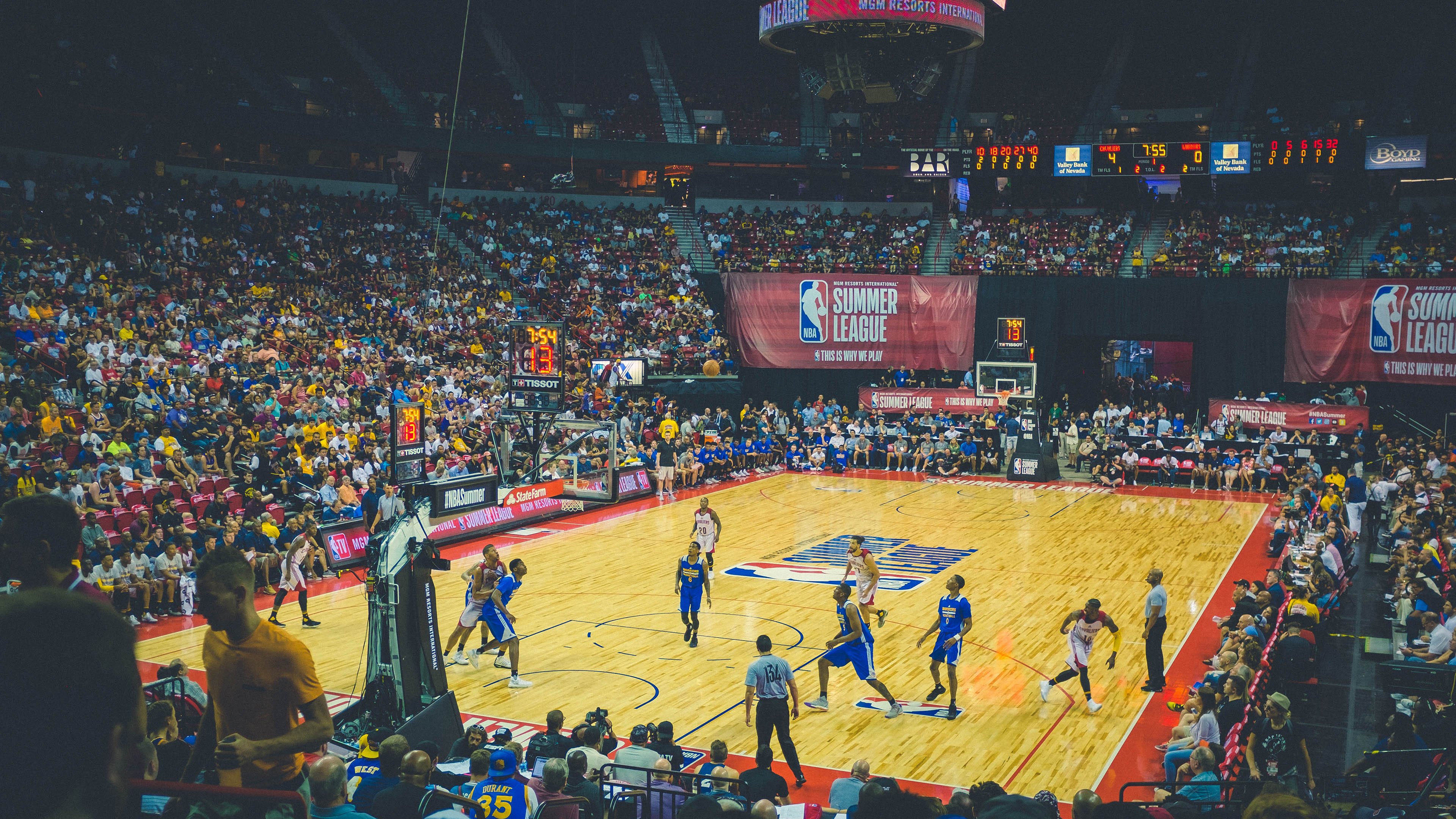 窒息之夜,布克用一场压制级表演,重写NBA季后赛的胜负法则
